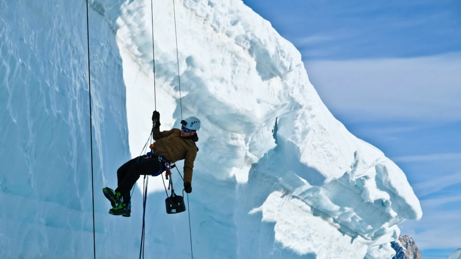 Descente en rappel le long d’un mur de glace